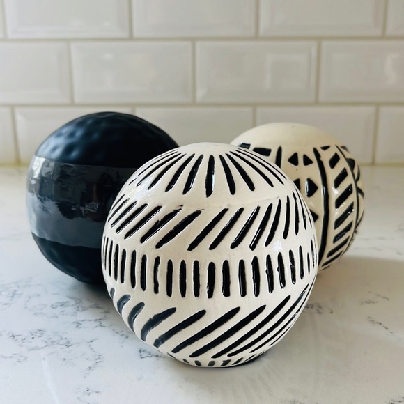 Black Hammered ceramic decorative sphere - Picture 8 of 11